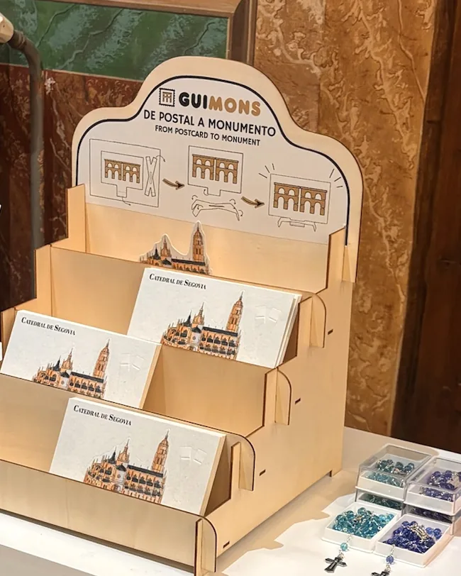 Expositor GUIMONS en la Tienda del Museo de la Catedral de Segovia